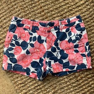 Khakis by Gap. 3” short. Size 2. Slight discoloration (shown), hard to notice!